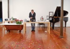 Joan Cerveró interpretando 'Water Walk' de John Cage